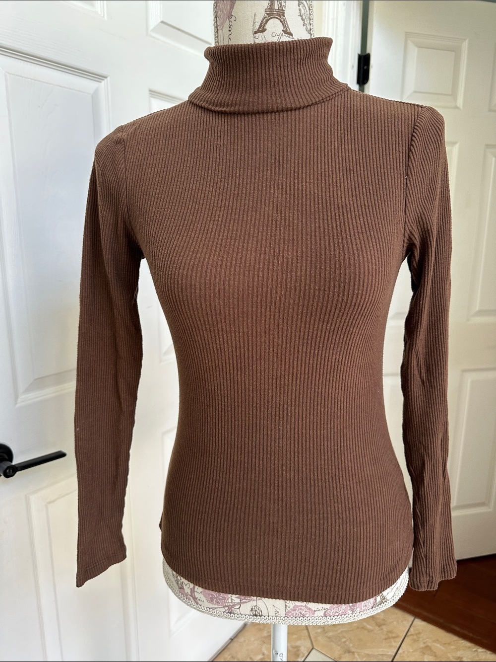 Old Navy Women’s Chocolate Brown Ribbed Turtle Neck Long Sleeved Shirt XS